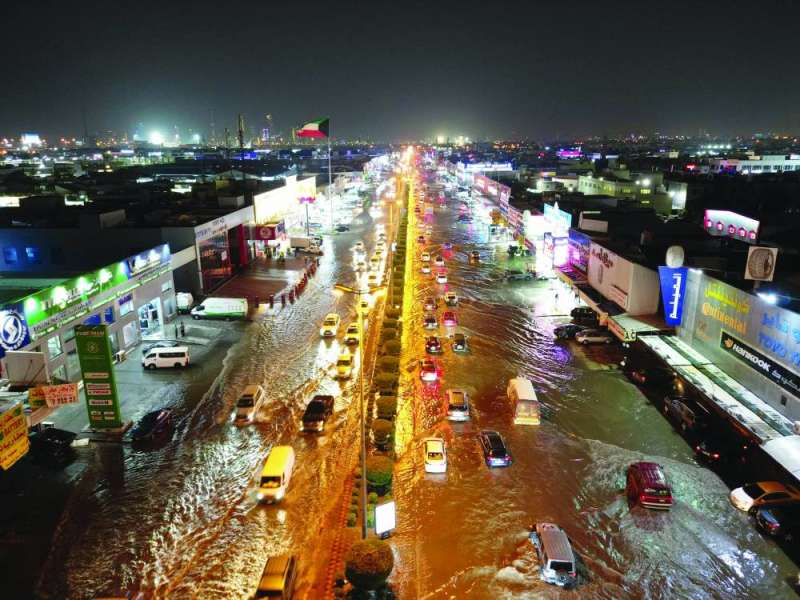 
سيول الأمطار تغمر شارع كندا دراي في الشويخ	(تصوير أسعد عبدالله)