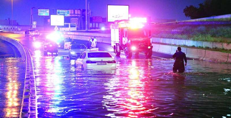 
سحب إحدى السيارات	(تصوير نايف العقلة)