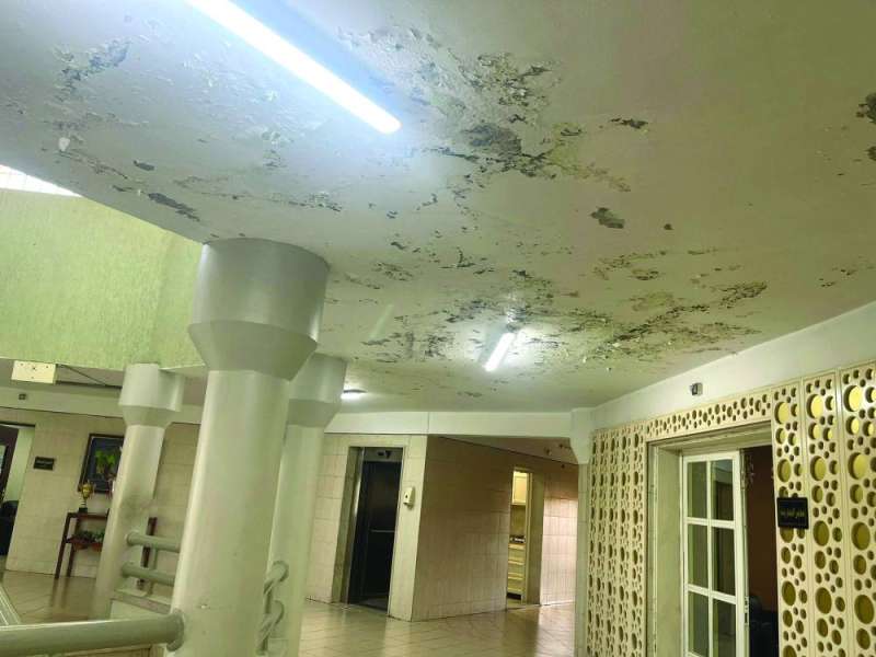ديكور سقف تالف بسبب الخرير 