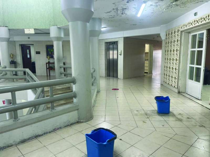 خرير في ممر إحدى الإدارات المدرسية 