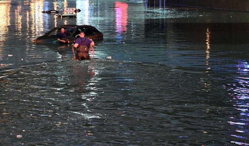 مساعدة سائق سيارة عالق (تصوير نايف العقلة)