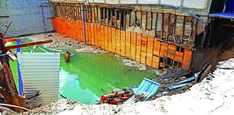 
انهيار دعامات القسيمة أدى لحدوث الهبوط	(تصوير نايف العقلة)