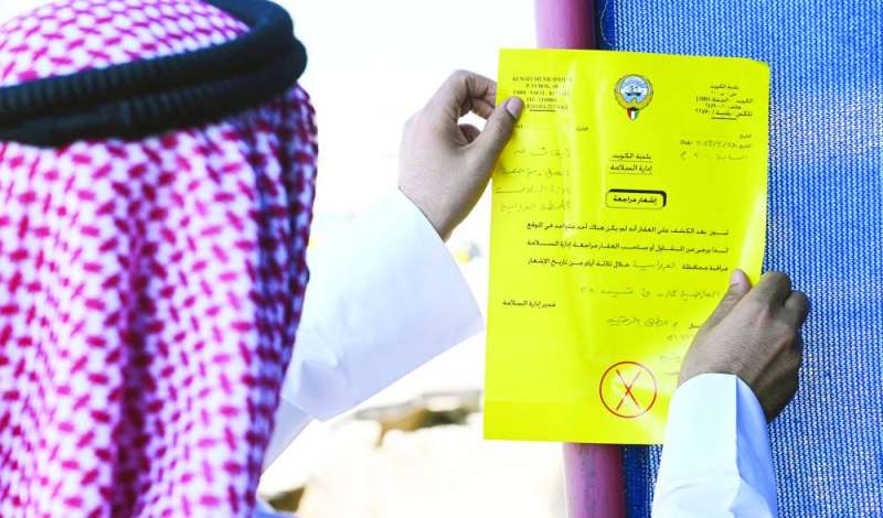 مفتش البلدية يسجل مخالفة للمقاول