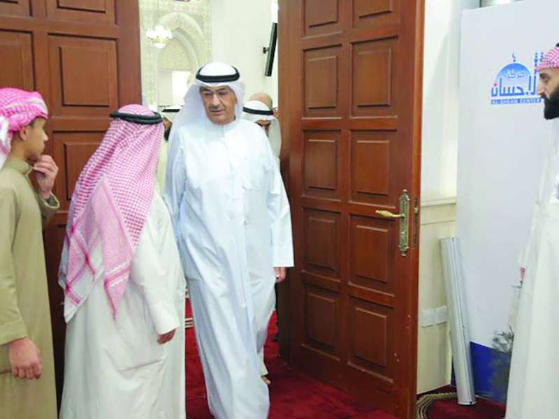 الماجد خلال تفقده المركز الرمضاني للمسجد 