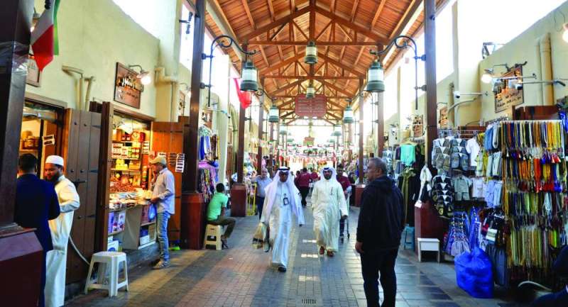 
 أحد أسواق المباركية التي لا تعرف السكون	 (تصوير سعود سالم)