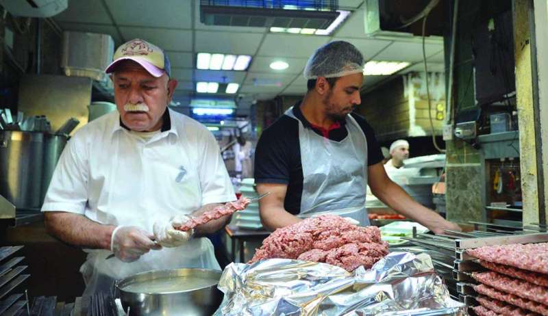 إعداد الكباب قبيل الإفطار