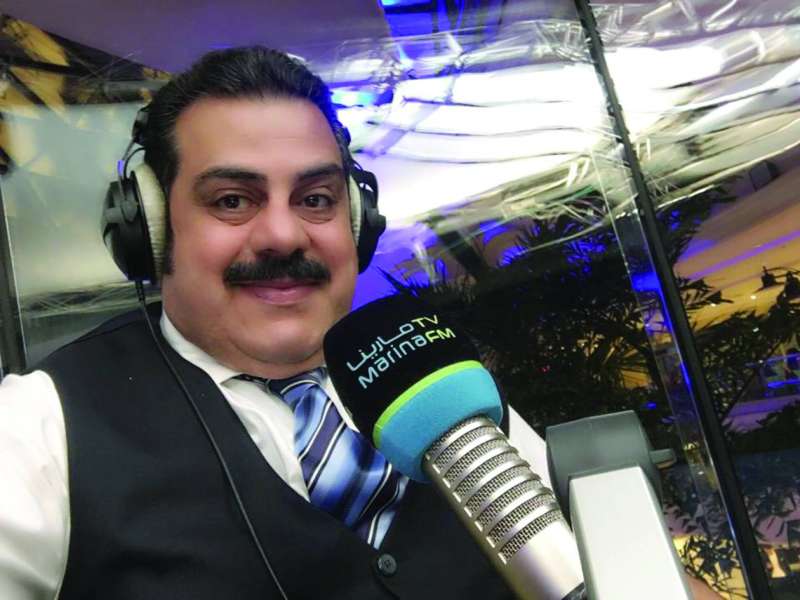 بوخرشد خلف الميكروفون 