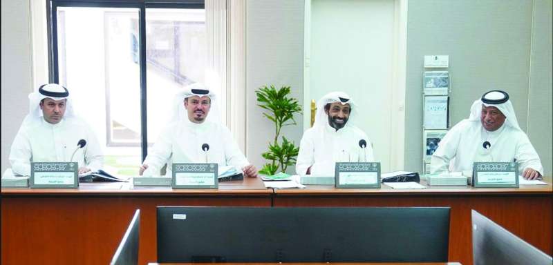 
الوسمي يتوسط أعضاء اللجنة التشريعية في اجتماعها أمس
