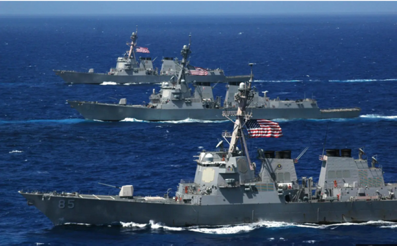 زوارق رد سريع تابعة للبحرية الأميركية في المحيط الهادئ 