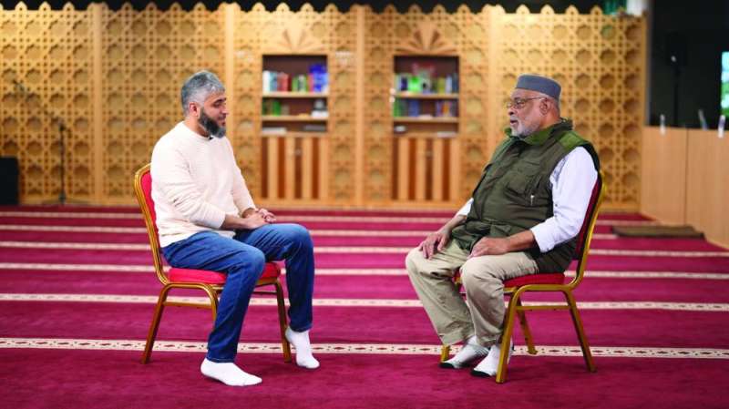 الكندري مع عثمان الجمايكي الذي أسلم على يديه 300 شخص بسبب نشاطه الدعوي في مانشستر