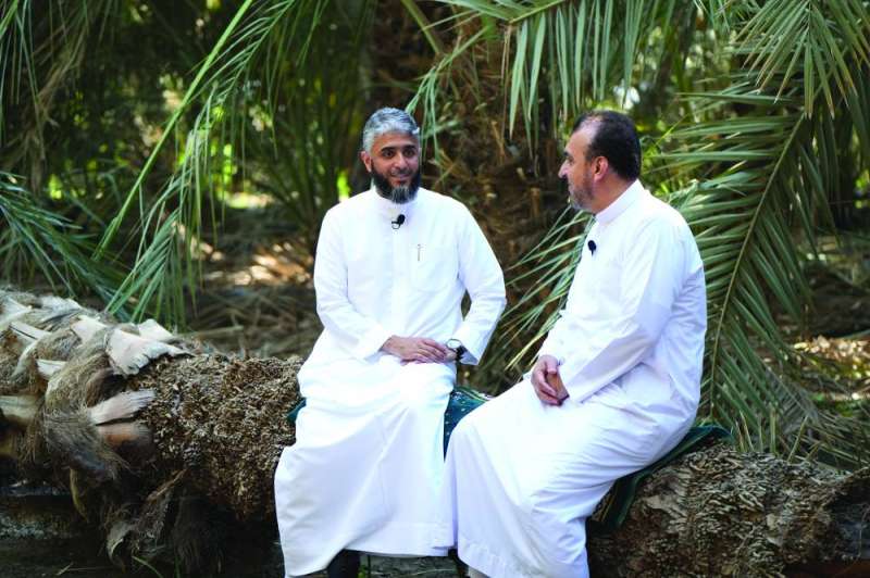 الكندري مع الدكتور أحمد شعبان... في أحد بساتين المدينة المنورة