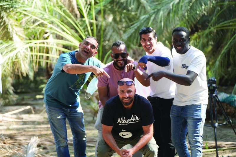 فريق العمل بعد انتهاء التصوير في المدينة المنورة