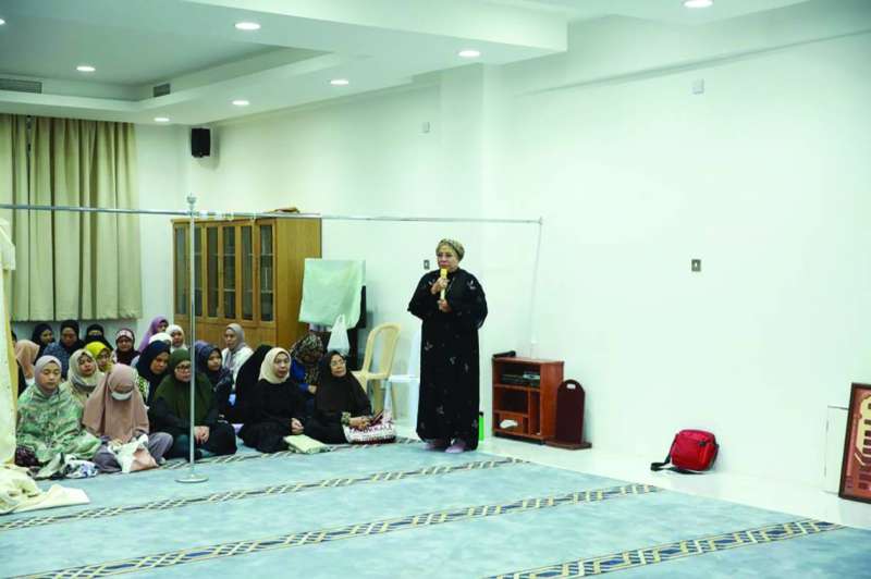 
السفيرة مع النساء في المسجد
