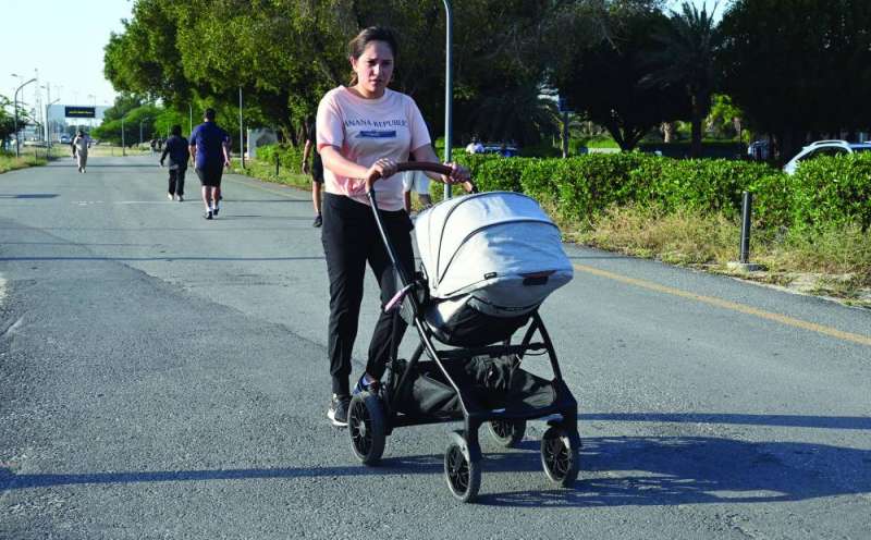 المشي برفقة الطفل 