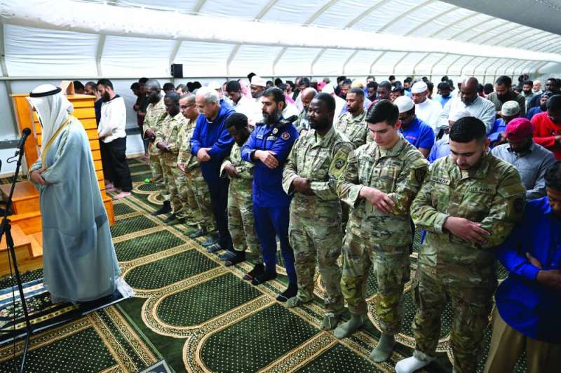 
الخطيب النقوي يؤم المصلين في عريفجان
