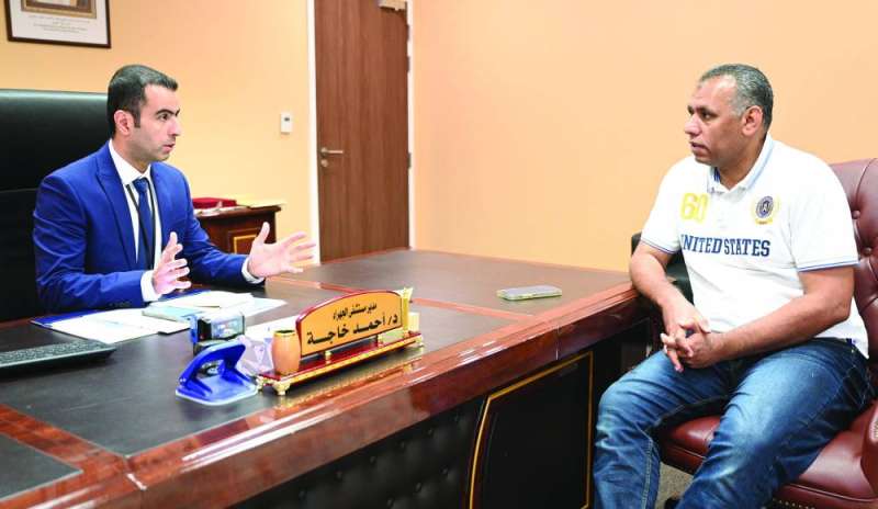 خاجه يتحدث للزميل عمر العلاس (تصوير نايف العقلة)