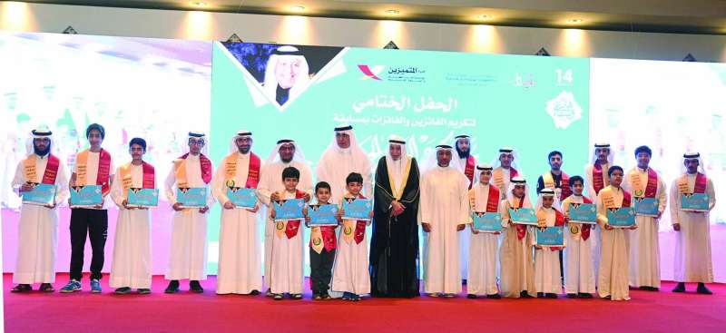 
لقطة جماعية للفائزين مع مسؤولي المسابقة	 