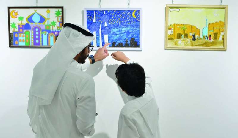 أولياء الأمور حرصوا على التواجد مع أطفالهم 