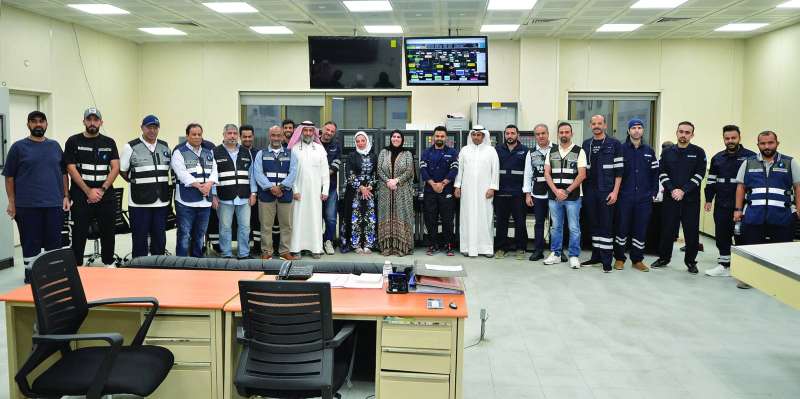 
بوقماز والعتيبي والعلي يتوسطون موظفي محطة الشويخ 	(تصوير سعود سالم)
