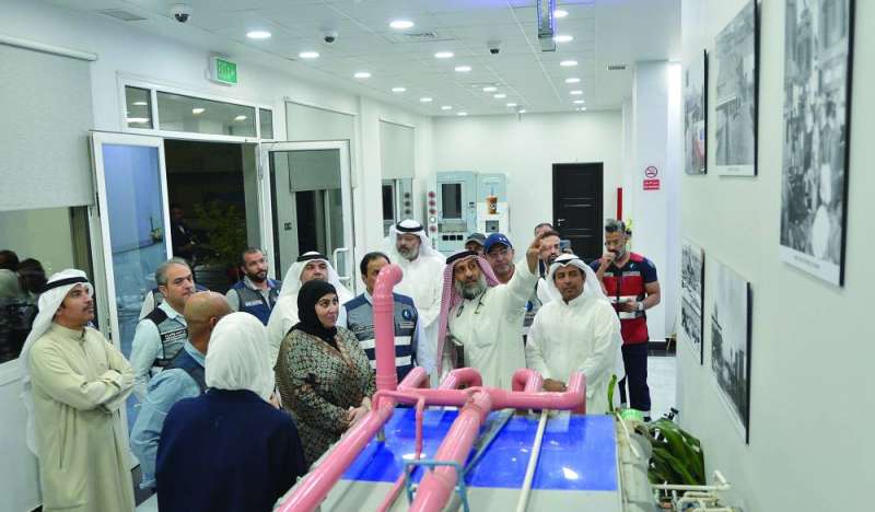 
العلي يستعرض للوزيرة تاريخ محطة الشويخ