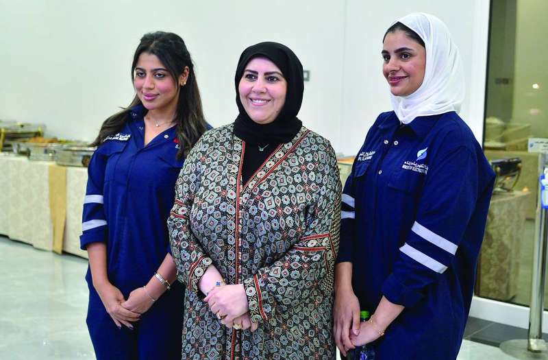 بوقماز تتوسط اثنيتن في موظفي المحطة