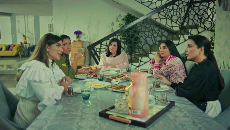 الصديقات الخمس إلى مائدة واحدة 