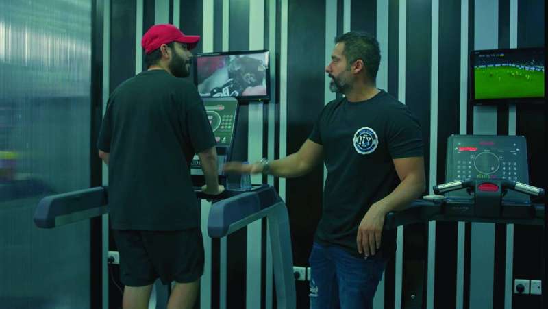 حسين المهدي ومحمد المسلم في مشهد من العمل 