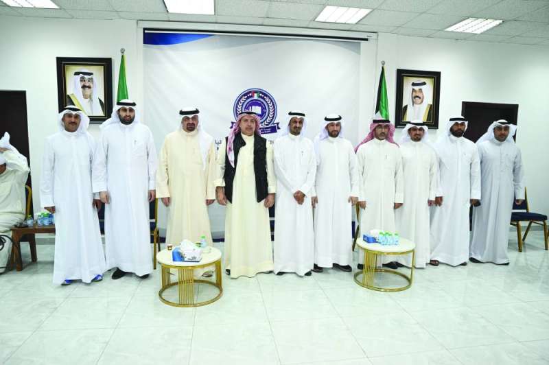 
العتيبي يتوسط أعضاء مجلس الإدارة ومهنئين 	 (تصوير نايف العقلة)
