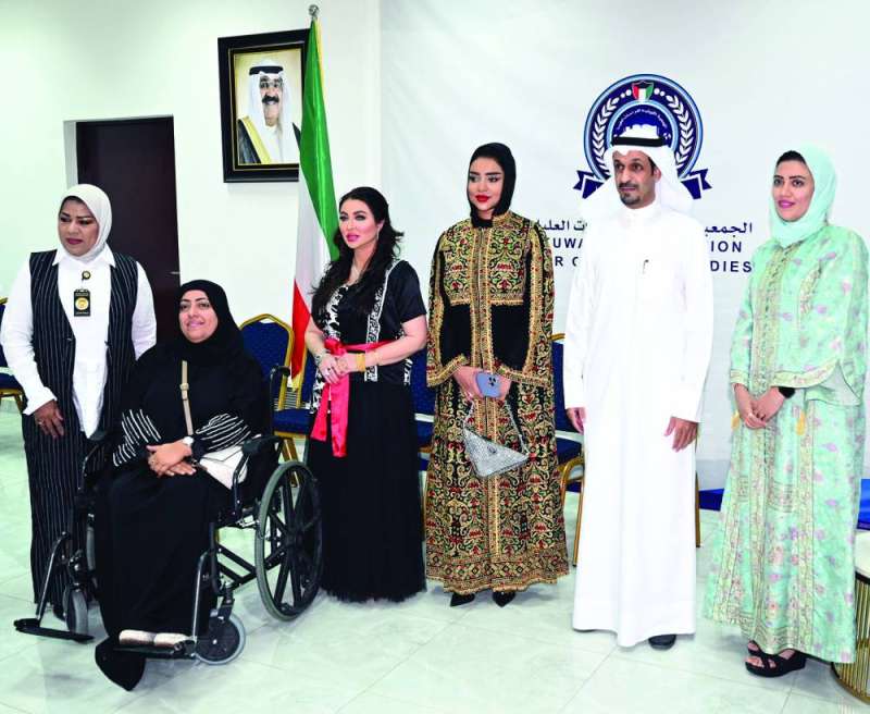 
رئيس جمعية الدراسات العليا مع عدد من المهنئات
