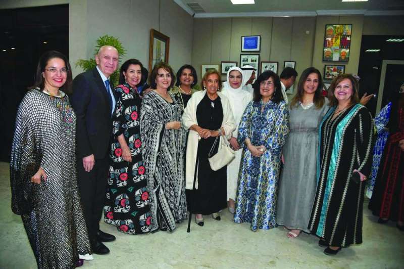 
مسؤولو المنظمات الدولية مع عدد من الوجوه النسائية
