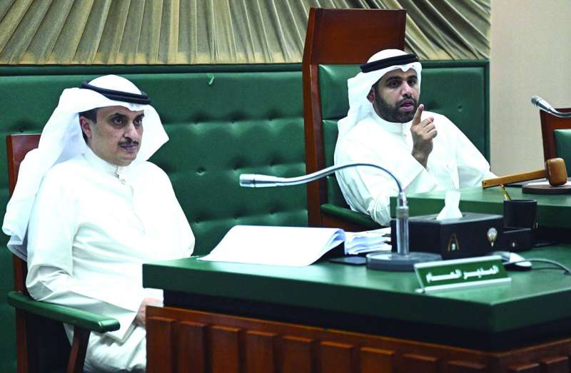 
المحري مترئساً الجلسة وإلى جانبه المنفوحي