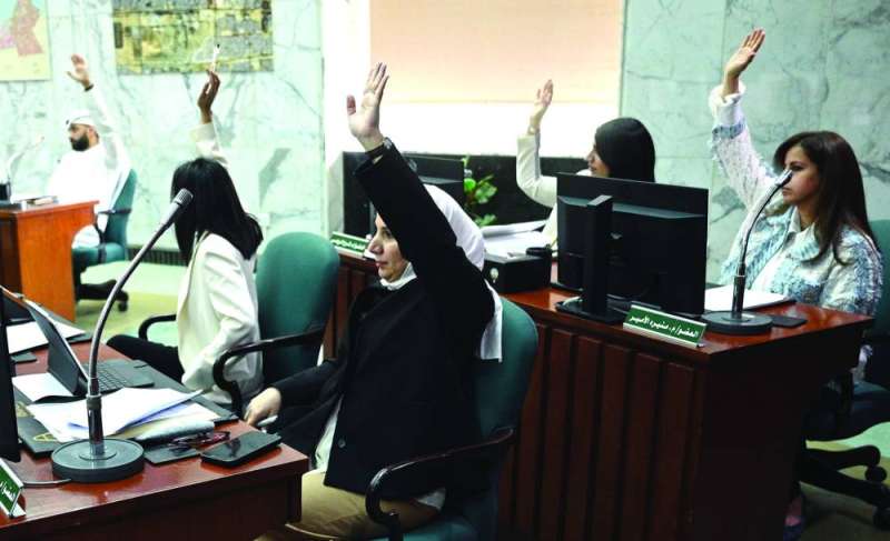 
عضوات المجلس يصوتن 	(تصوير نايف العقلة)