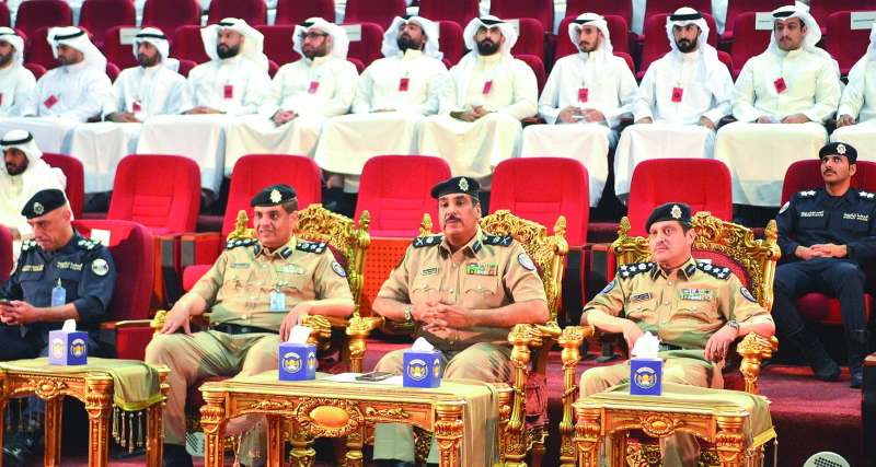 
البالول والقيادات الأمنية يتابعون القرعة 	 	(تصوير سعود سالم)