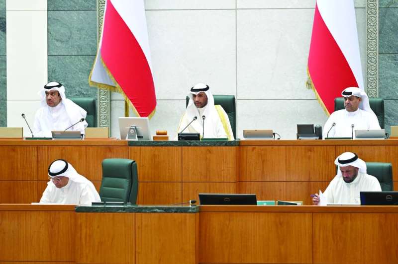 
الغانم متوسطاً الشحومي والديحاني قبل رفع الجلسة 	(تصوير أسعد عبدالله)
