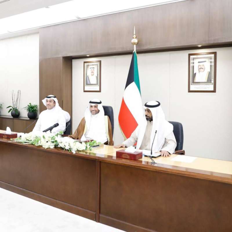 رئيس مجلس الأمة ونائب الرئيس ورئيس اللجنة التشريعية خلال المؤتمر الصحافي المشترك