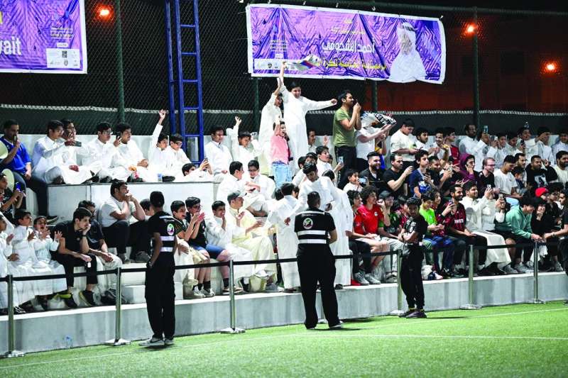 الجمهور يتفاعل مع المباراة