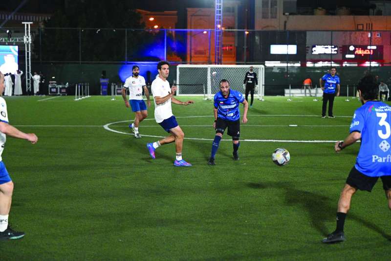 
الغانم وكاكا خلال المباراة	 (تصوير نايف العقلة)