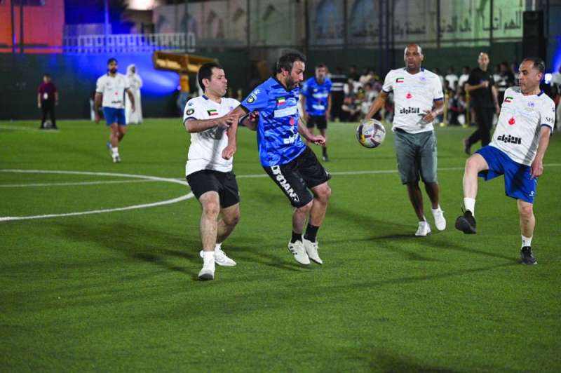 الطريجي والخجمة في محاصرة لأحد لاعبي الفريق المنافس