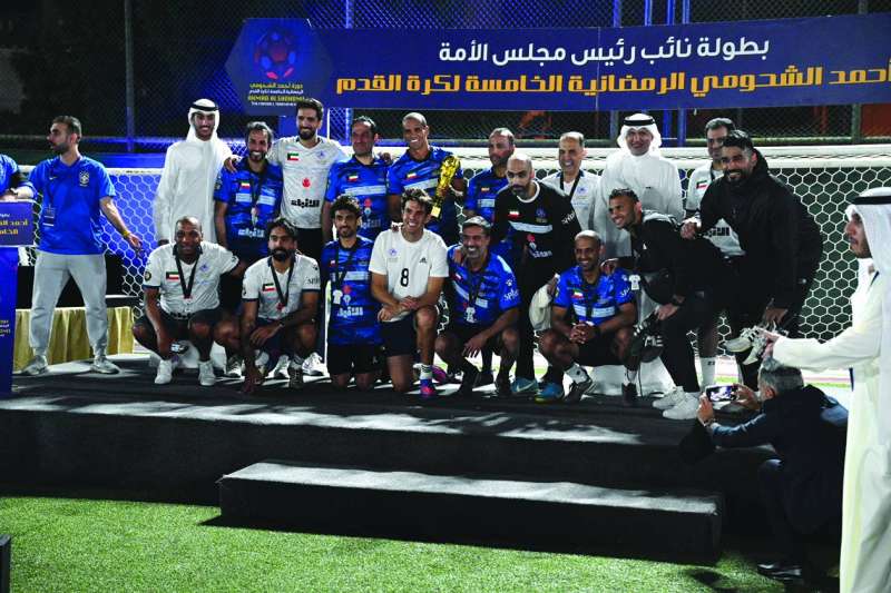 
الفريقان بعد المباراة والكأس بيد ريفالدو
