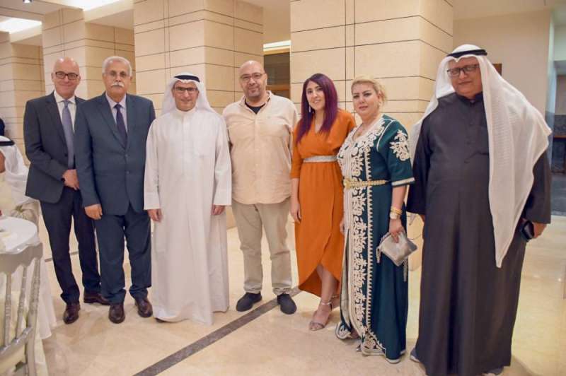 السفير منصور العتيبي متوسطا عددا من ممثلي وسائل الإعلام