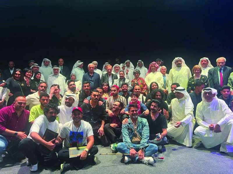 المسرحيون في لقطة جماعية 