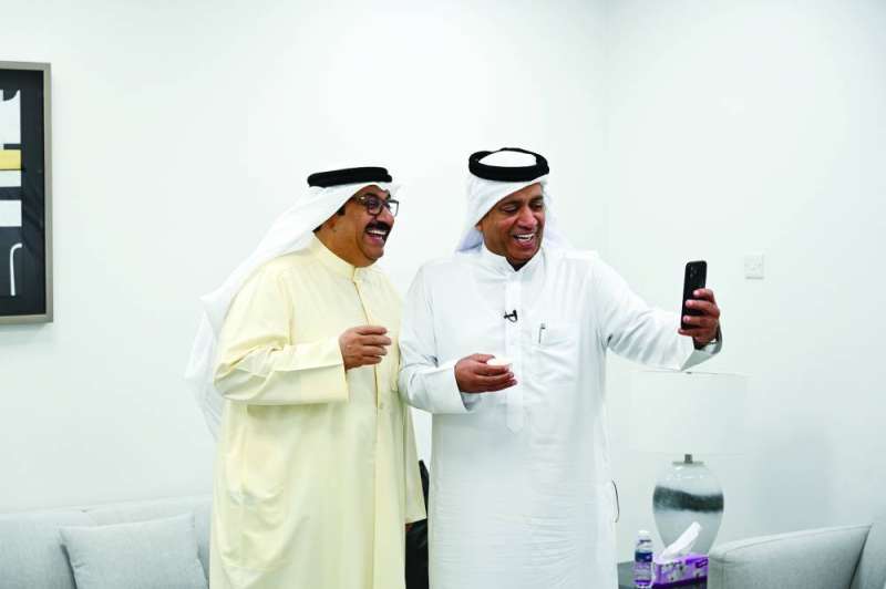 شهاب حاجية برفقة العونان في الكواليس