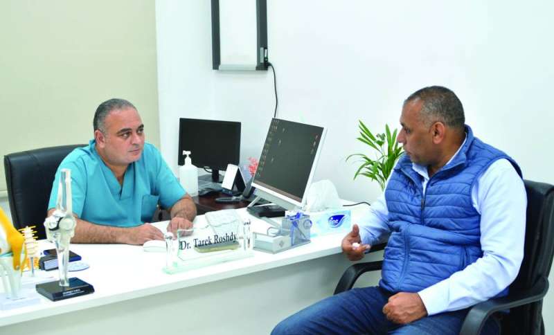 
الدكتور رشدي متحدثاً للزميل عمر العلاس