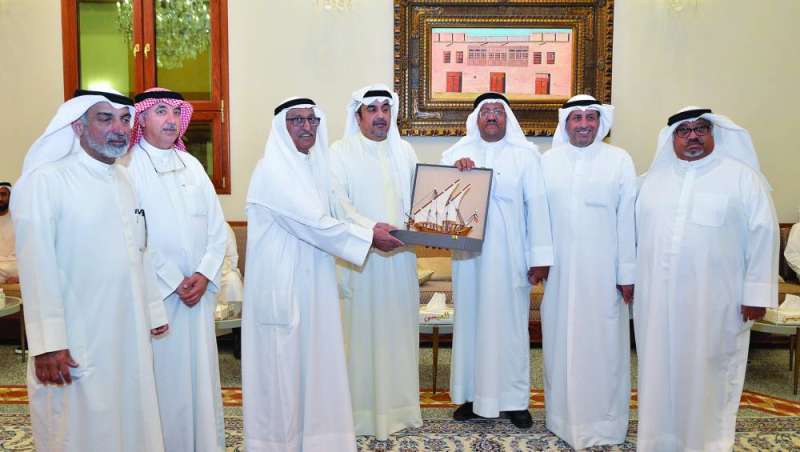 
درع تكريمية 	(تصوير سعود سالم)