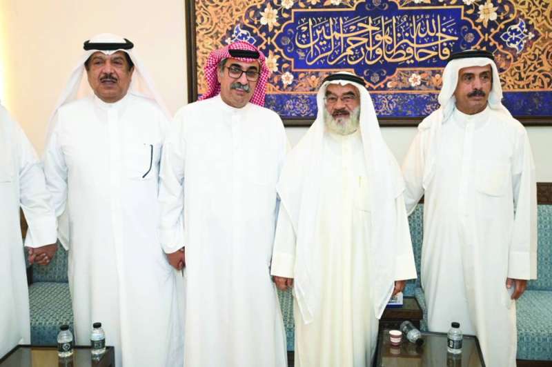 
عجيل النشمي يتوسط عدداً من المهنئين
