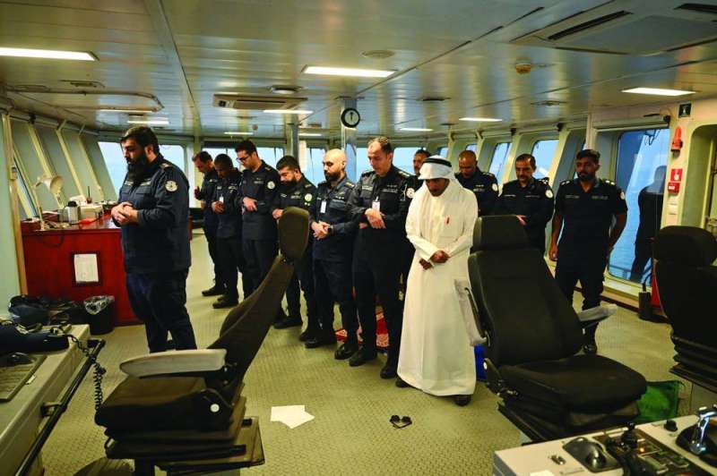 
أداء صلاة المغرب داخل سفينة المركز	