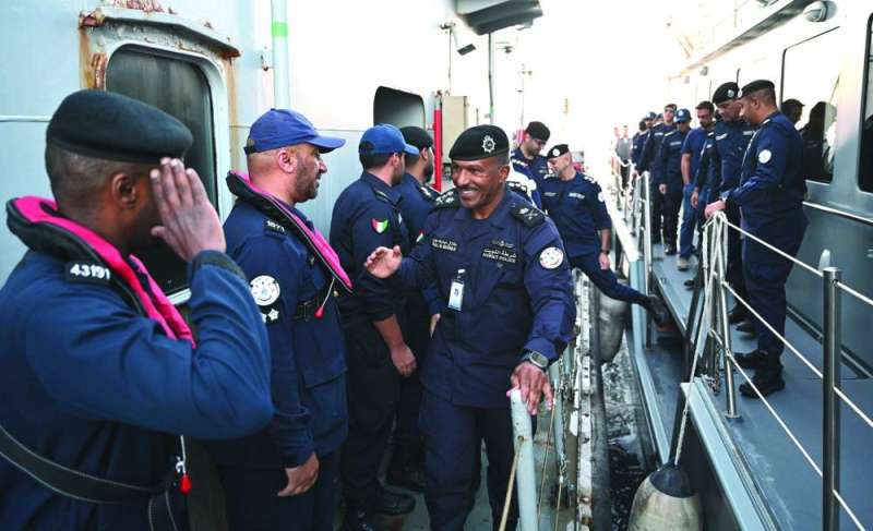 
المونس يتقدم قيادات الحرس لدى الوصول إلى مركز جزيرة عوهة
