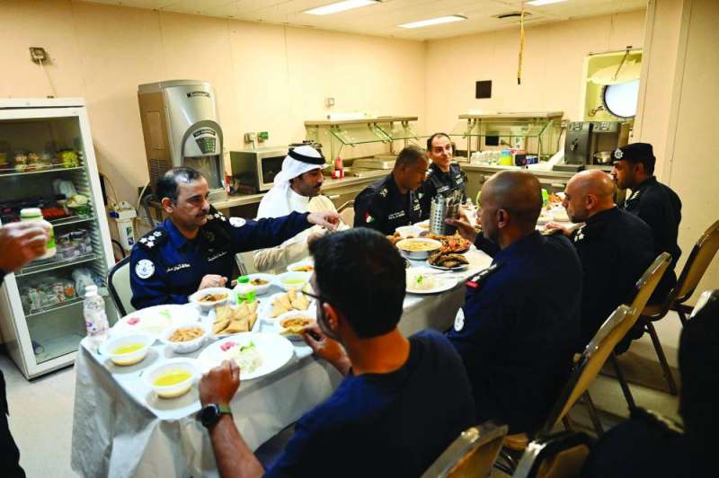 تناول الإفطار في السفينة