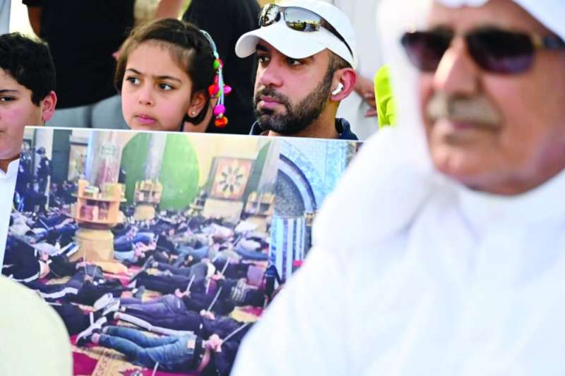 
طفلة تحمل صورة لاعتقال المصلين في الأقصى
