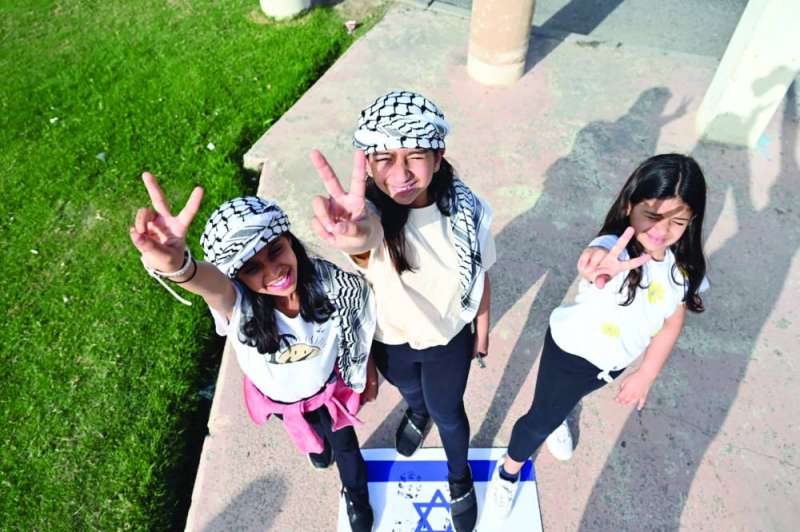 
رفع شارة النصر